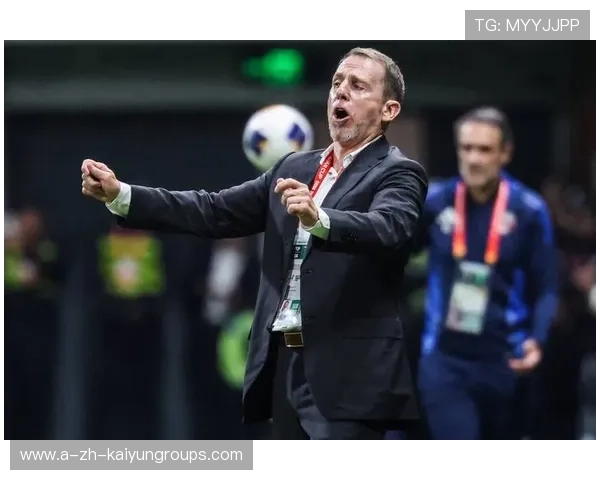 中场拦截后一脚直传形成单刀机会，掌控比赛的制胜之道