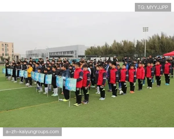 冠军球队球员参与校园足球普及活动助力青训发展,校园足球冠军杯